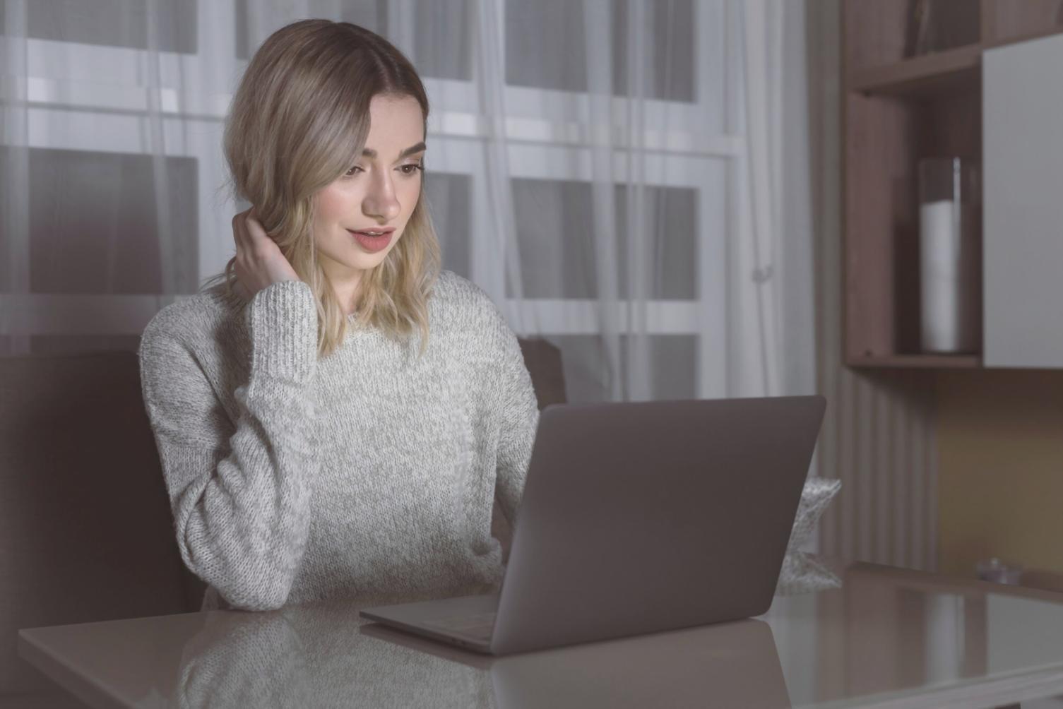 Profesionales analizando datos financieros en equipo