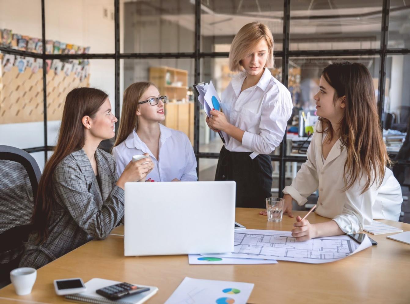Equipo de analistas de sylarenthivo trabajando en oficina moderna de Barcelona