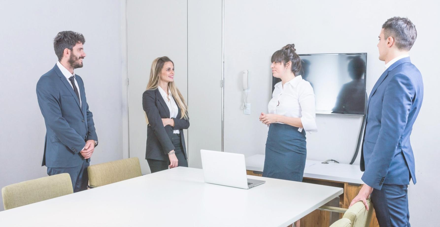 Modelos financieros y proyecciones en pantalla