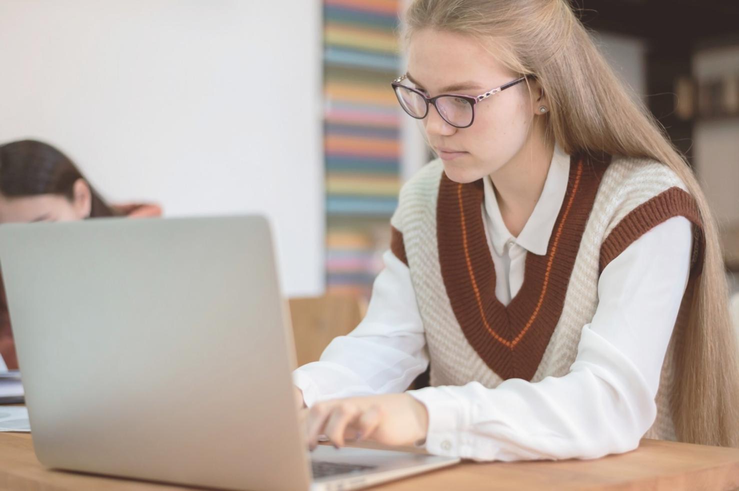 Estudiante analizando gráficos financieros en ordenador